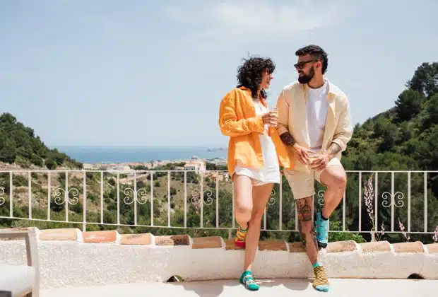 Un couple avec des chaussettes rigolotes